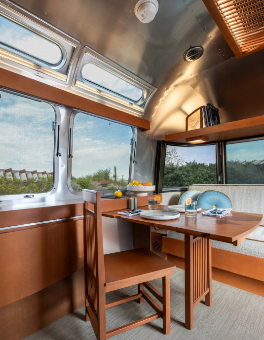 Трейлер Airstream длиной 8,5 м и шириной 2,5 м в Скоттсдейле, штат Аризона Трейлер Airstream длиной 8,5 м и шириной 2,5 м в Скоттсдейле, штат Аризона