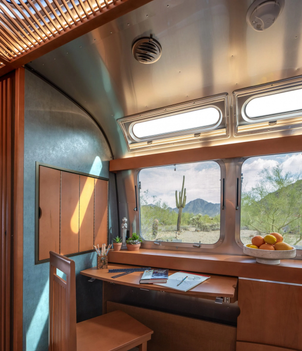 Трейлер Airstream длиной 8,5 м и шириной 2,5 м в Скоттсдейле, штат Аризона Трейлер Airstream длиной 8,5 м и шириной 2,5 м в Скоттсдейле, штат Аризона