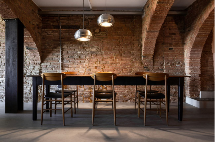 Двухэтажный лофт с панорамными окнами в итальянской провинции Пиза