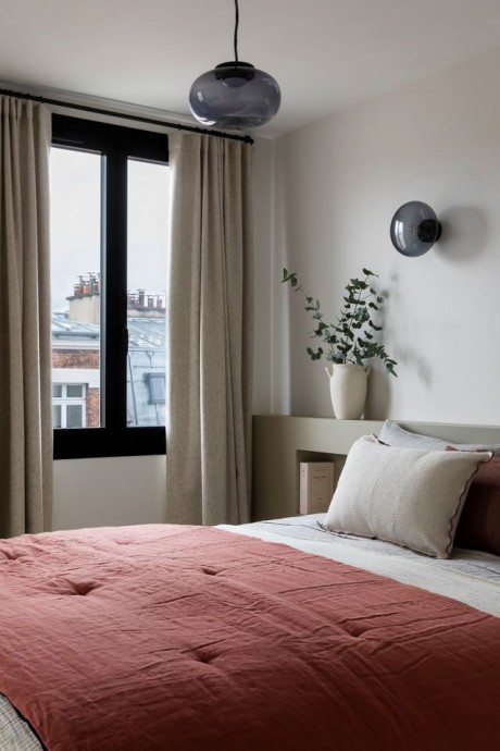 Строгий интерьер квартиры в доме 1970-х годов в Париже