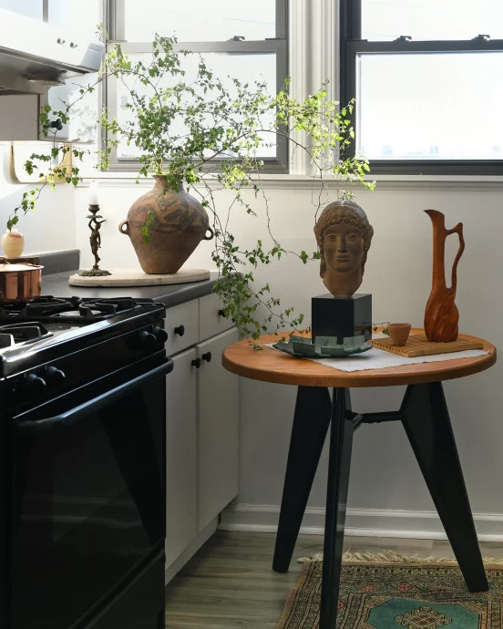 Квартира продавца винтажной мебели и художника Райана Йи в Питтсбурге, Пенсильвания