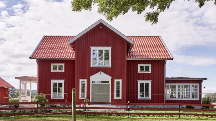 Недавно построенный фермерский дом в местечке Хускварна, Швеция