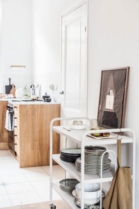 Интерьер гостиной и кухни в старинном доме в Делфте, Нидерланды Интерьер гостиной и кухни в старинном доме в Делфте, Нидерланды