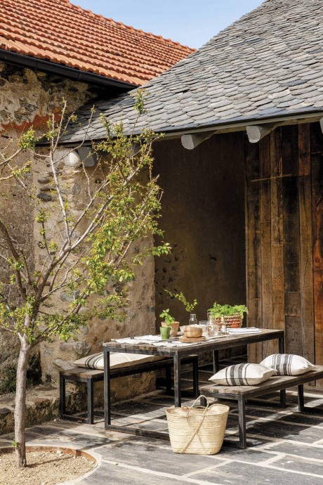 Дом в горах, оформленный в естественных тонах