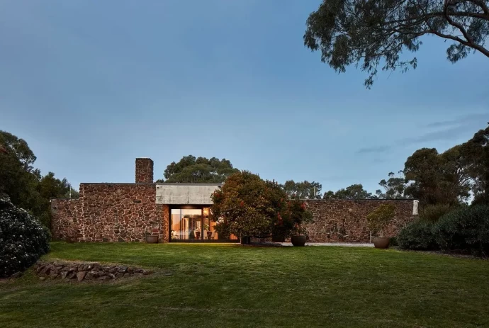 Современный каменный дом недалеко от Мельбурна