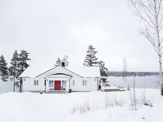Дом у озера недалеко от шведского города Лудвика