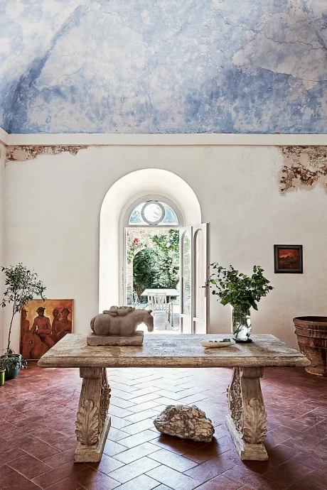 Резиденция и студия британского скульптора Эмили Янг в бывшем монастыре на юге Тосканы, Италия