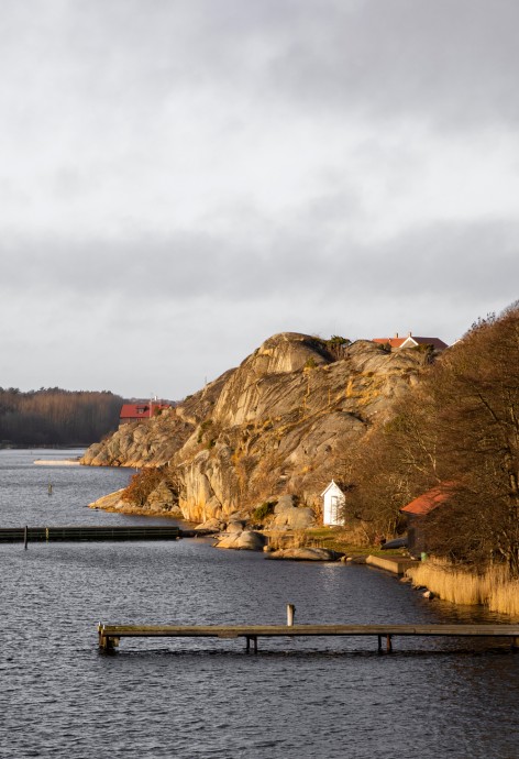 Летний дом на скалистом побережье Швеции