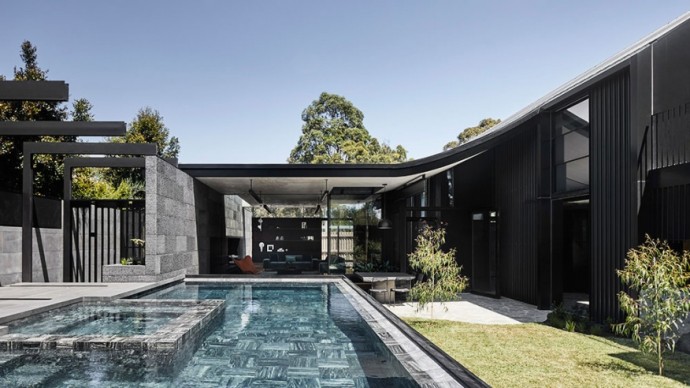 Современный дом с контрастными элементами дизайна а Австралии