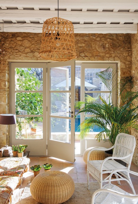 Каменный дом на побережье Коста-Брава, Испания Каменный дом на побережье Коста-Брава, Испания