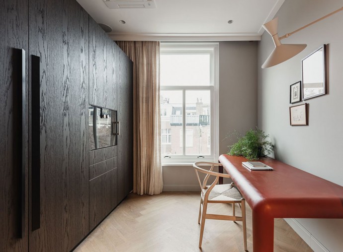 Двухуровневая квартира в центре Амстердама Двухуровневая квартира в центре Амстердама