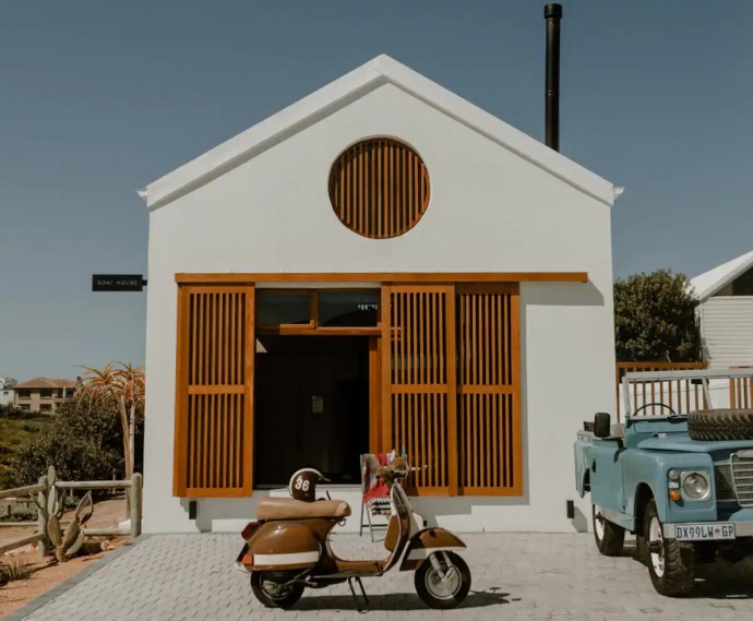 Старый заброшенный ангар в городке Изерфонтейн (ЮАР), превращённый в жилой дом Старый заброшенный ангар в городке Изерфонтейн (ЮАР), превращённый в жилой дом