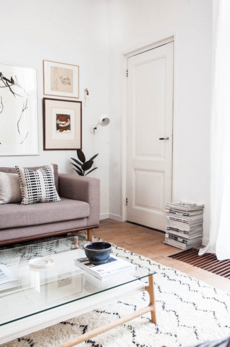 Интерьер гостиной и кухни в старинном доме в Делфте, Нидерланды Интерьер гостиной и кухни в старинном доме в Делфте, Нидерланды