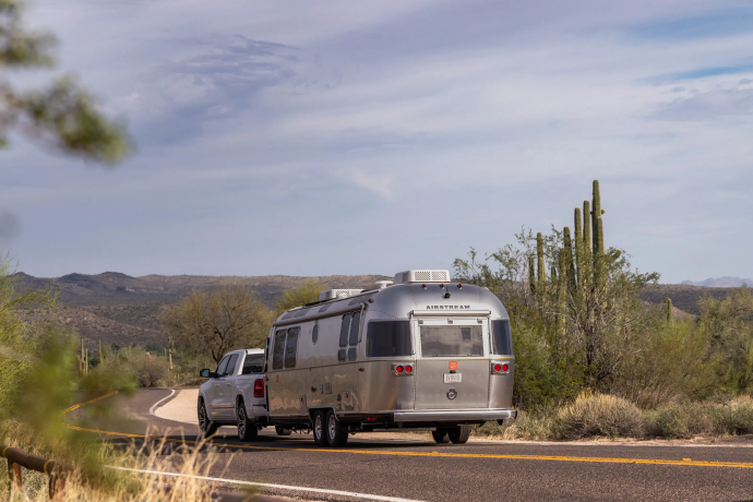 Трейлер Airstream длиной 8,5 м и шириной 2,5 м в Скоттсдейле, штат Аризона Трейлер Airstream длиной 8,5 м и шириной 2,5 м в Скоттсдейле, штат Аризона