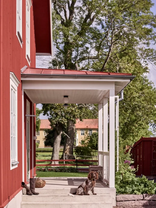 Недавно построенный фермерский дом в местечке Хускварна, Швеция