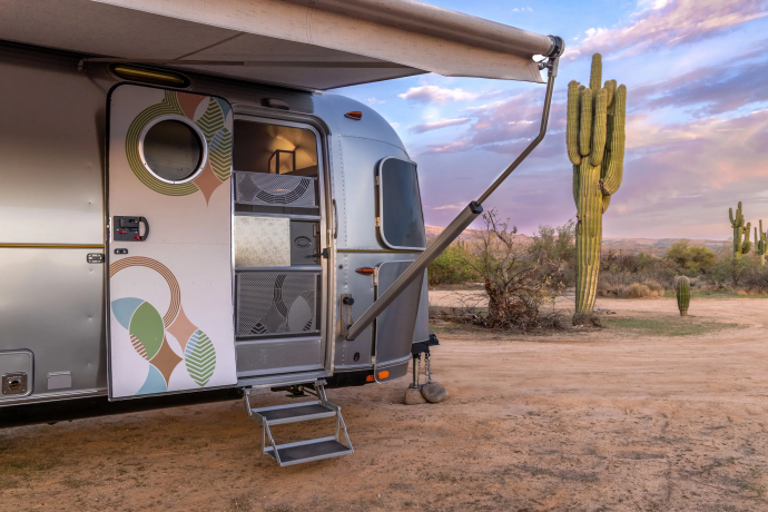 Трейлер Airstream длиной 8,5 м и шириной 2,5 м в Скоттсдейле, штат Аризона Трейлер Airstream длиной 8,5 м и шириной 2,5 м в Скоттсдейле, штат Аризона
