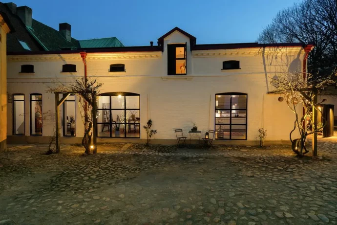 Превращённая в жилой дом бывшая конюшня XIX века в Швеции (135 м2)