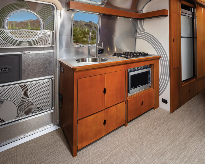 Трейлер Airstream длиной 8,5 м и шириной 2,5 м в Скоттсдейле, штат Аризона Трейлер Airstream длиной 8,5 м и шириной 2,5 м в Скоттсдейле, штат Аризона