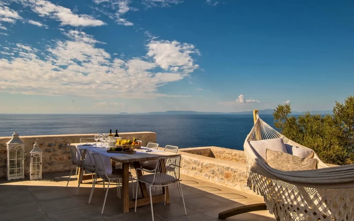 Вилла с видом на Средиземное море в Греции