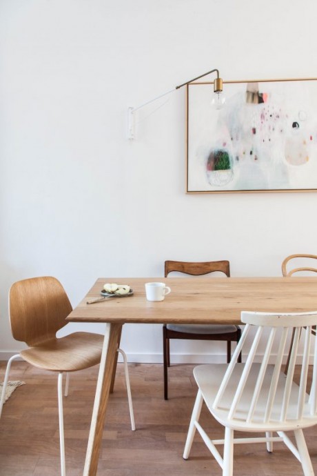 Интерьер гостиной и кухни в старинном доме в Делфте, Нидерланды Интерьер гостиной и кухни в старинном доме в Делфте, Нидерланды