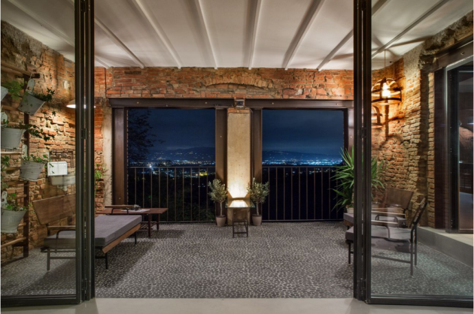 Двухэтажный лофт с панорамными окнами в итальянской провинции Пиза