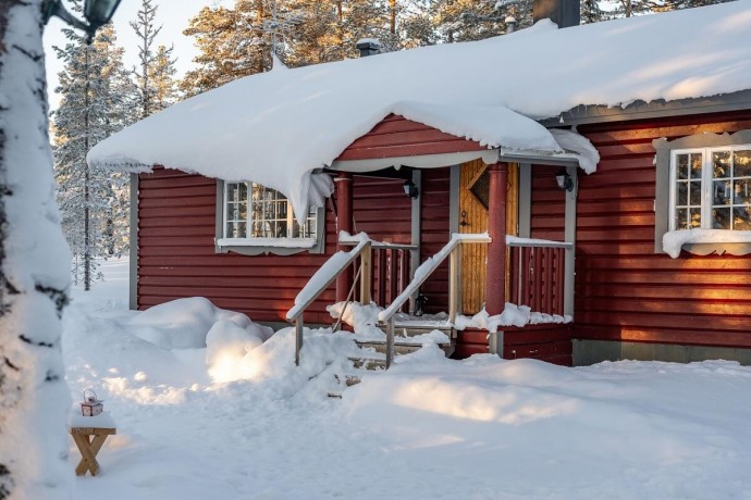 Бревенчатый дом в Швеции, украшенный к Рождеству Бревенчатый дом в Швеции, украшенный к Рождеству