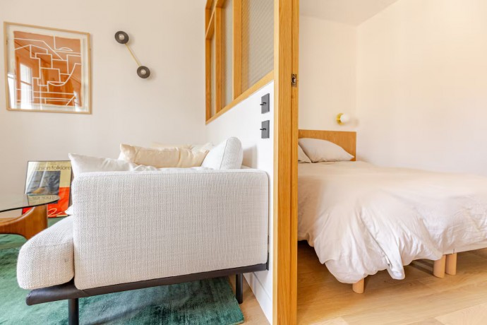 Квартира-студия с видом на крыши Парижа