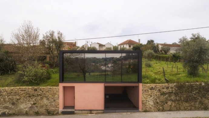 Современный дом в деревне Нандуфе, Португалия (107,11 м2)