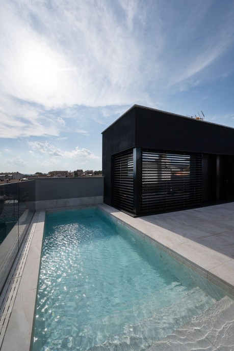 Современный дом с бассейном на крыше в Барселоне