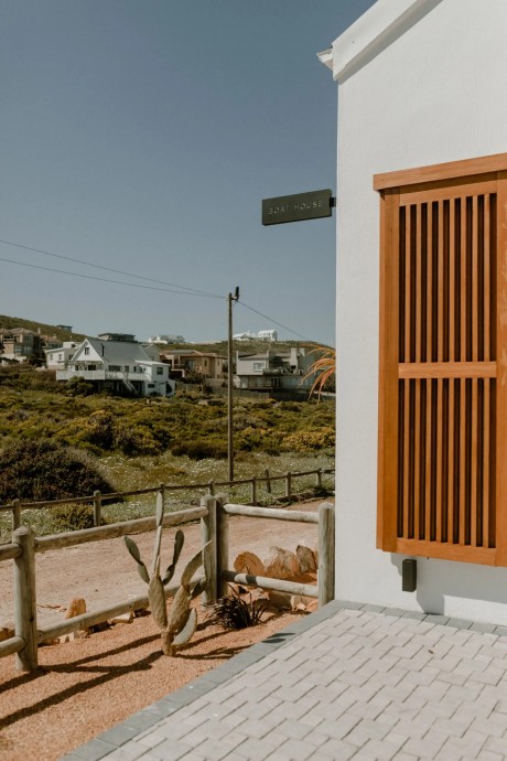 Старый заброшенный ангар в городке Изерфонтейн (ЮАР), превращённый в жилой дом Старый заброшенный ангар в городке Изерфонтейн (ЮАР), превращённый в жилой дом