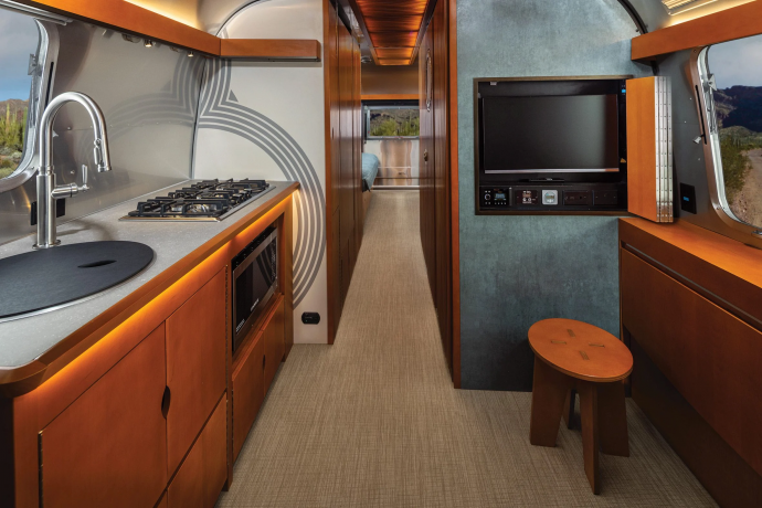 Трейлер Airstream длиной 8,5 м и шириной 2,5 м в Скоттсдейле, штат Аризона Трейлер Airstream длиной 8,5 м и шириной 2,5 м в Скоттсдейле, штат Аризона