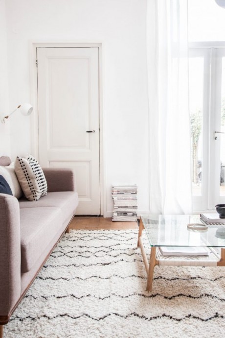 Интерьер гостиной и кухни в старинном доме в Делфте, Нидерланды Интерьер гостиной и кухни в старинном доме в Делфте, Нидерланды