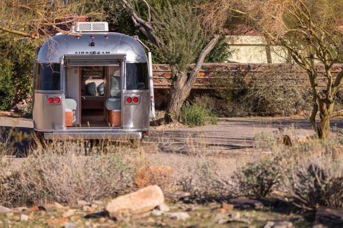 Трейлер Airstream длиной 8,5 м и шириной 2,5 м в Скоттсдейле, штат Аризона Трейлер Airstream длиной 8,5 м и шириной 2,5 м в Скоттсдейле, штат Аризона