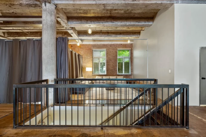 Двухуровневый лофт на территории бывшего склада чайной компании Tetley в Гринвич-Виллидж, Нью-Йорк