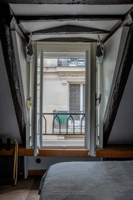 Мансарда в фахверковом доме XIV века с видом на Нотр-Дам в Париже (50 м2)