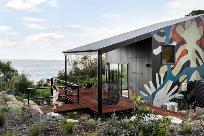 Красочный экологичный домик с видом на океан в Австралии