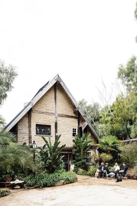 Дом антикваров Джуди и Роберта Холландов в городке Хилсвилл, Виктория, Австралия