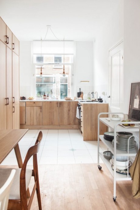 Интерьер гостиной и кухни в старинном доме в Делфте, Нидерланды Интерьер гостиной и кухни в старинном доме в Делфте, Нидерланды