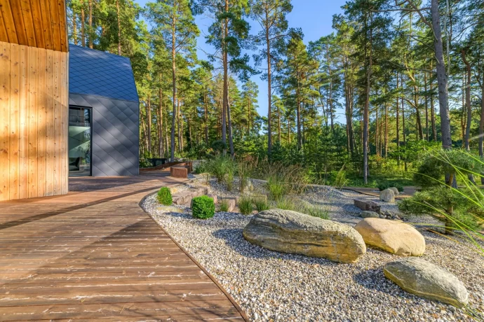 Современный деревянный дом у реки в нескольких минутах езды от города Пярну, Эстония