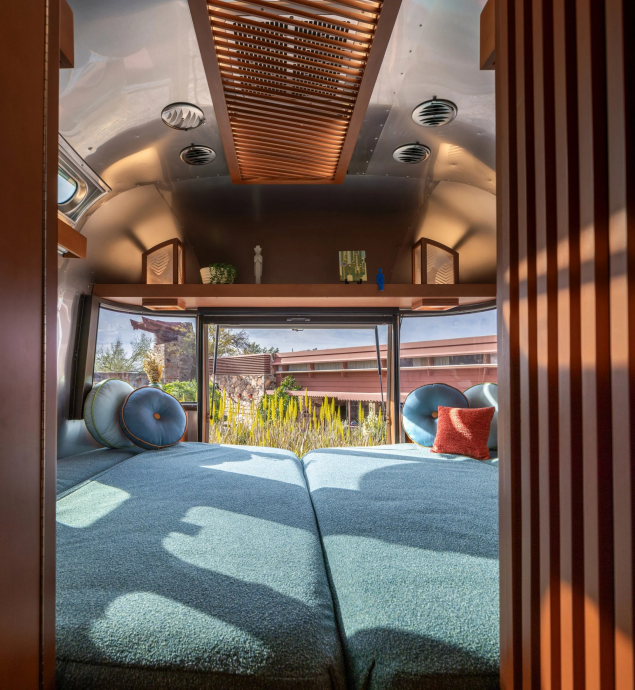 Трейлер Airstream длиной 8,5 м и шириной 2,5 м в Скоттсдейле, штат Аризона Трейлер Airstream длиной 8,5 м и шириной 2,5 м в Скоттсдейле, штат Аризона