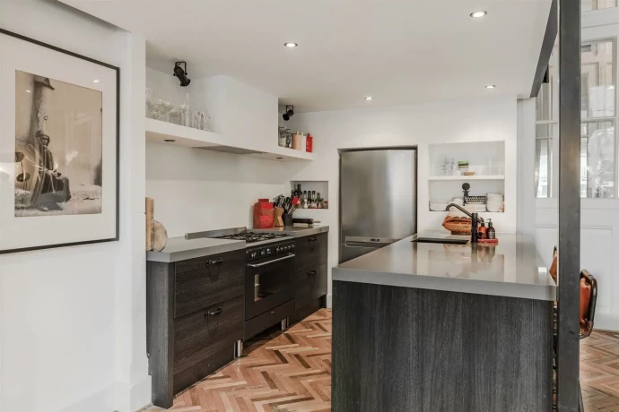 Лофт в здании бывшей католической школы 1906 года постройки в Амстердаме (135 м2)