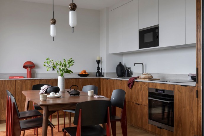 Строгий интерьер квартиры в доме 1970-х годов в Париже