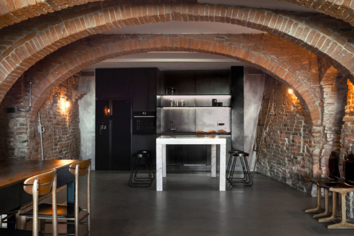 Двухэтажный лофт с панорамными окнами в итальянской провинции Пиза