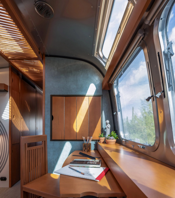 Трейлер Airstream длиной 8,5 м и шириной 2,5 м в Скоттсдейле, штат Аризона Трейлер Airstream длиной 8,5 м и шириной 2,5 м в Скоттсдейле, штат Аризона