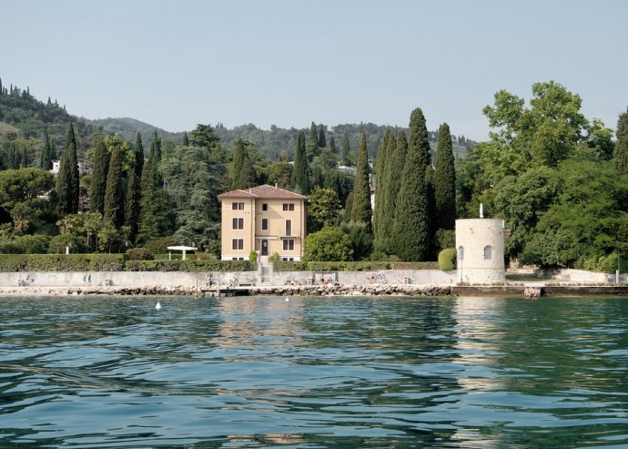Реконструкция старинной круглой башни на берегу озера Гарда в Италии