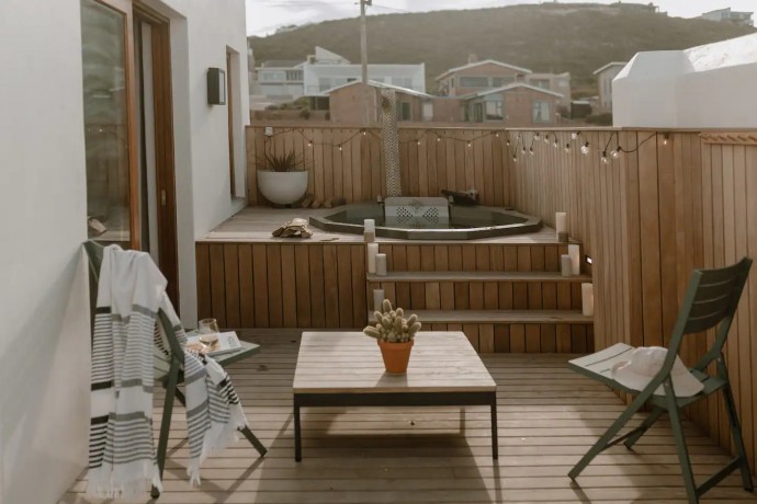 Старый заброшенный ангар в городке Изерфонтейн (ЮАР), превращённый в жилой дом Старый заброшенный ангар в городке Изерфонтейн (ЮАР), превращённый в жилой дом