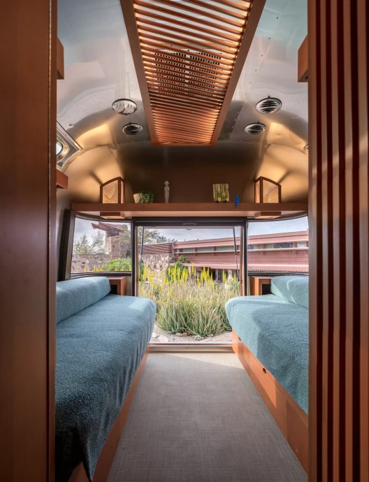 Трейлер Airstream длиной 8,5 м и шириной 2,5 м в Скоттсдейле, штат Аризона Трейлер Airstream длиной 8,5 м и шириной 2,5 м в Скоттсдейле, штат Аризона