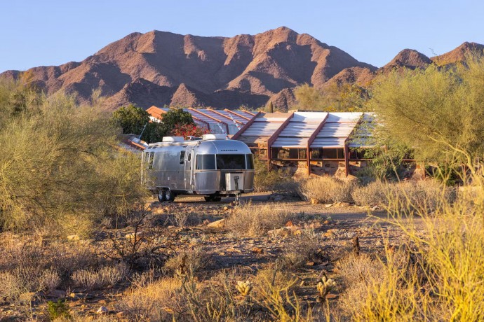 Трейлер Airstream длиной 8,5 м и шириной 2,5 м в Скоттсдейле, штат Аризона Трейлер Airstream длиной 8,5 м и шириной 2,5 м в Скоттсдейле, штат Аризона