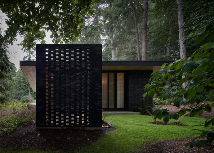 Небольшой современный дом в лесу недалеко от Сиэтла