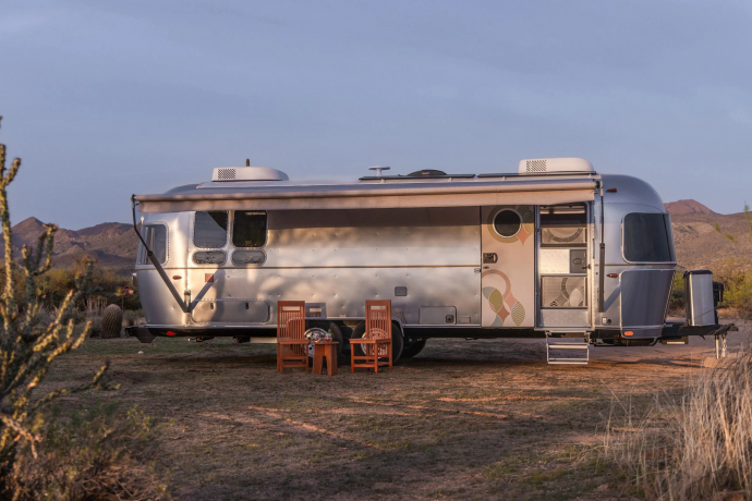 Трейлер Airstream длиной 8,5 м и шириной 2,5 м в Скоттсдейле, штат Аризона Трейлер Airstream длиной 8,5 м и шириной 2,5 м в Скоттсдейле, штат Аризона